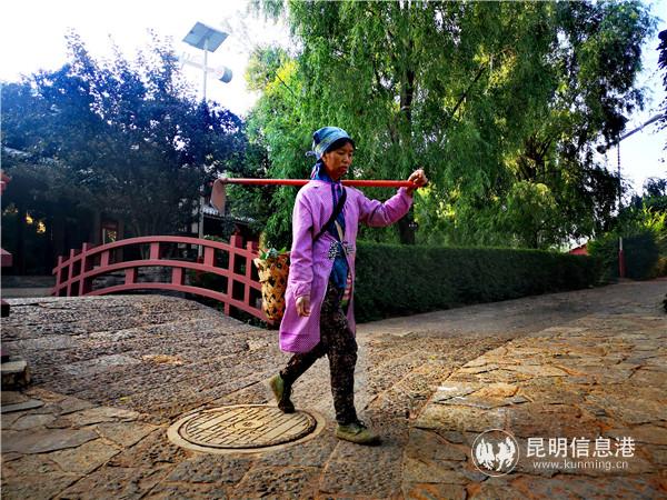 隨著景區(qū)的開(kāi)發(fā)建設(shè)，村民的生活也越來(lái)越好。