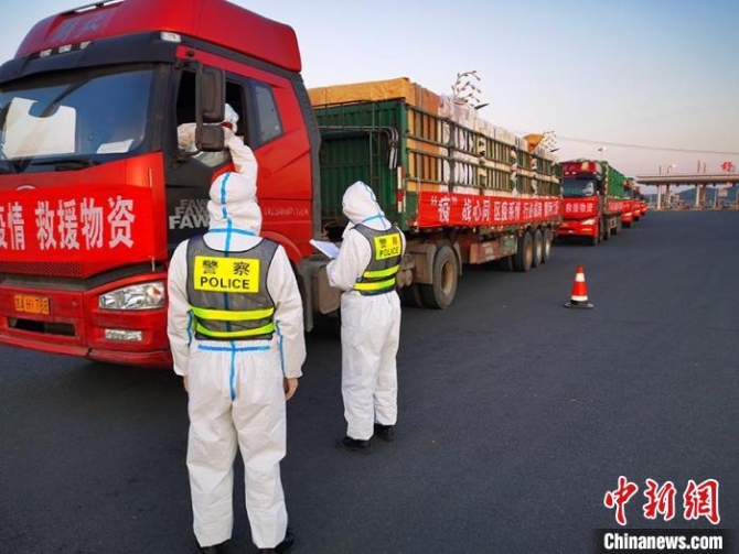 白宇航和同事在檢查車輛 吉林市公安局供圖