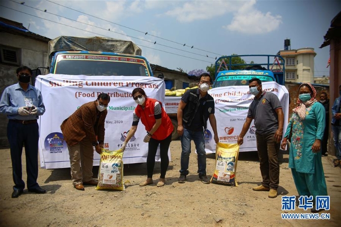 (海外抗疫故事·圖文互動)通訊:為了尼泊爾貧困孩子的微笑