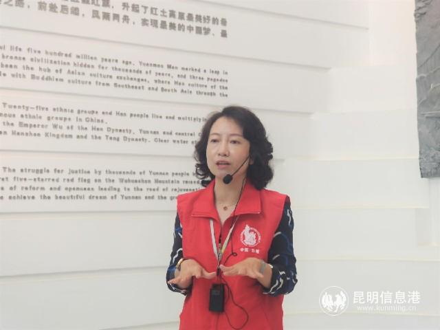 云南省導(dǎo)游協(xié)會(huì)會(huì)長(zhǎng)楊潔卿進(jìn)行宣講 記者張子源_攝~1 云南省導(dǎo)游協(xié)會(huì)會(huì)長(zhǎng)楊潔卿進(jìn)行宣講 記者張子源_攝~1