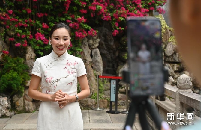 5月19日，講解員繆妙在福州歷史文化街區(qū)三坊七巷直播介紹古厝文化。新華社記者 林善傳 攝4