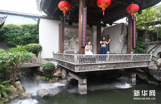 5月19日，工作人員在福州歷史文化街區(qū)三坊七巷進(jìn)行文藝表演直播。 新華社記者 林善傳 攝5