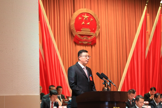 嵩明縣代理縣長李進波代表縣人民政府，向大會報告工作。