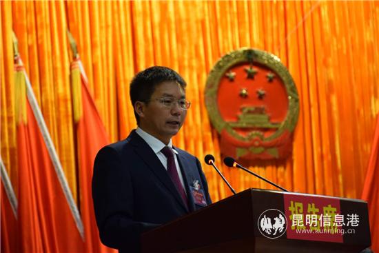 宜良縣委副書記、縣人民政府縣長(zhǎng)劉中政向大會(huì)報(bào)告工作