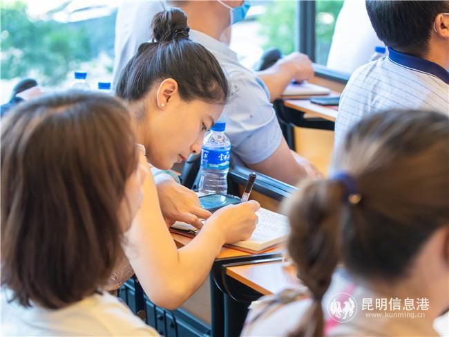 學(xué)員認(rèn)真聽(tīng)課記筆記 通訊員李偉攝 學(xué)員認(rèn)真聽(tīng)課記筆記 通訊員李偉攝