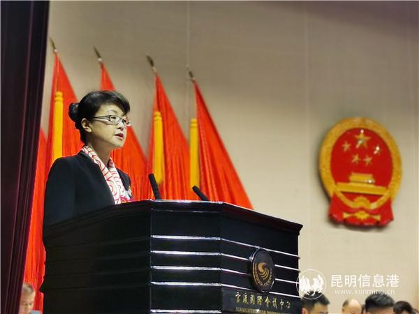 官渡區(qū)委副書(shū)記、區(qū)人民政府代理區(qū)長(zhǎng)周燕作《政府工作報(bào)告》