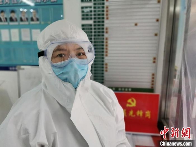 劉闖麗在社區(qū)卡點(diǎn) 姚楚供圖 攝