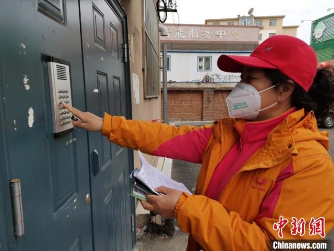 劉闖麗在發(fā)放出行證 姚楚供圖 攝