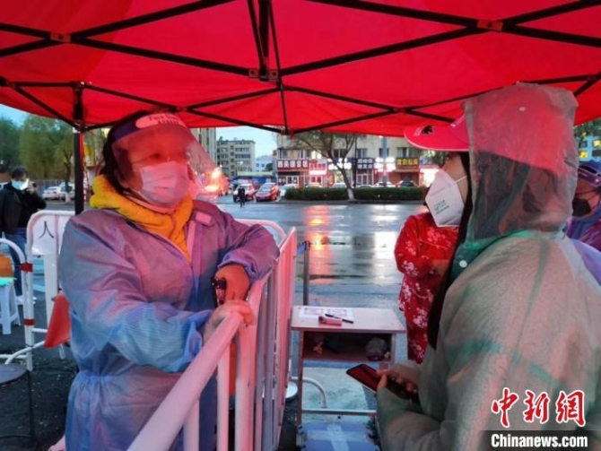 雨中防疫 姚楚供圖 攝