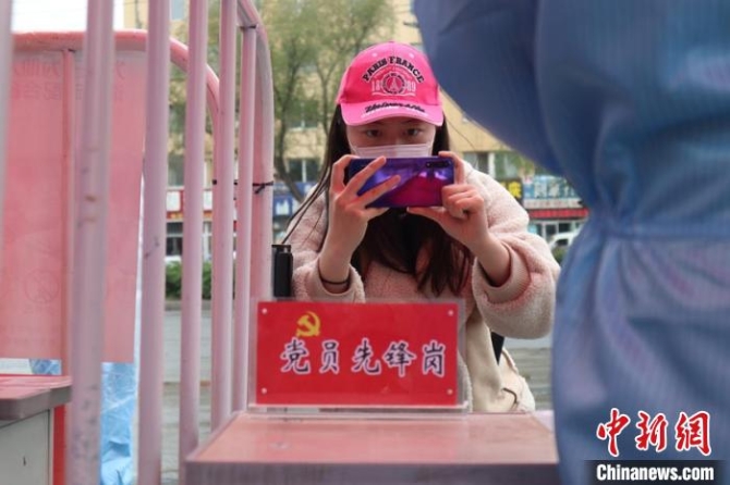 姚楚記錄著防疫工作者的日常 蒼雁 攝