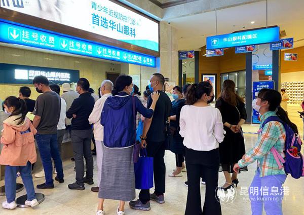 參加活動(dòng)的患者在有序排隊(duì)