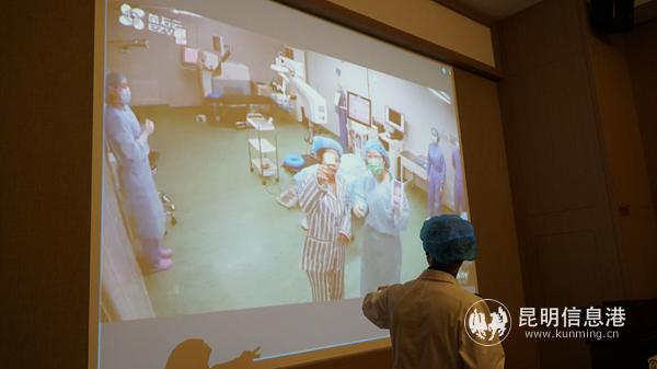 LenSx飛秒激光白內(nèi)障手術(shù)直播完成后，患者與范黎妮主任合影