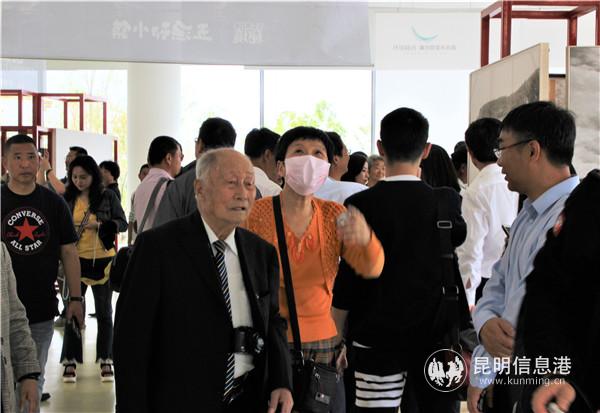 楊長(zhǎng)福老人到攝影展低調(diào)觀展。記者薛江濤攝