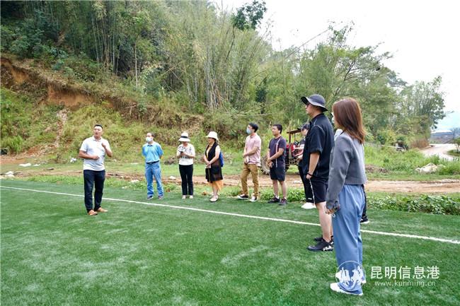 芒市教育體育局工作人員范應(yīng)才介紹社會(huì)足球場(chǎng)地建設(shè)情況。記者徐毅杰攝