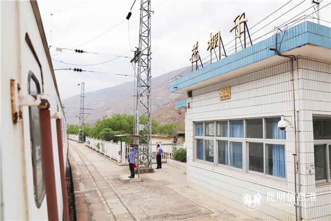 成昆鐵路即將被淹沒(méi)的路段鐵路鐵路職工任然堅(jiān)守崗位，站好車站關(guān)停的最后一班崗。楊紫軒 陳暢供圖