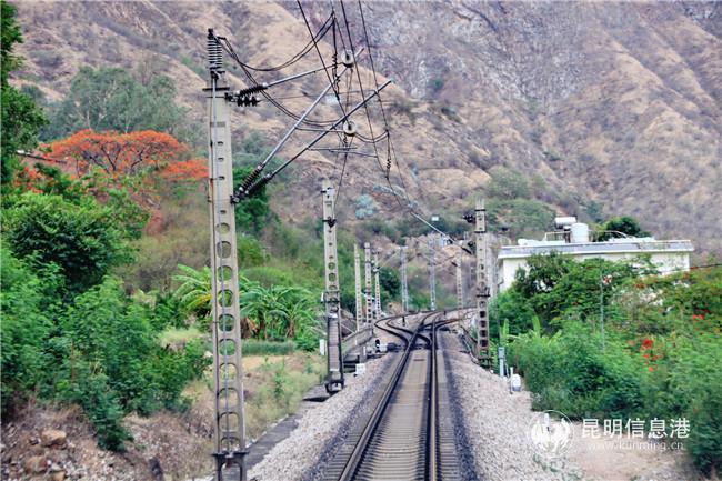 隨著烏東德水電站蓄水水位不斷升高，成昆鐵路紅江、大灣子、師莊、新江站即將被淹沒(méi)。楊紫軒 陳暢供圖