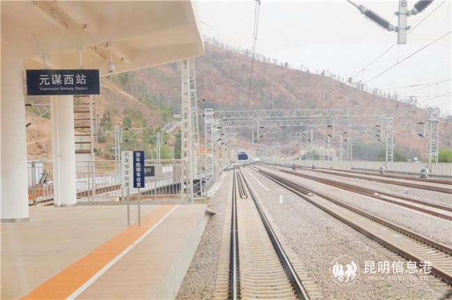 新建成昆鐵路元謀西站，設(shè)計(jì)為3個(gè)站臺(tái)，元謀西至昆明只需要一個(gè)半小時(shí)。楊紫軒 陳暢供圖