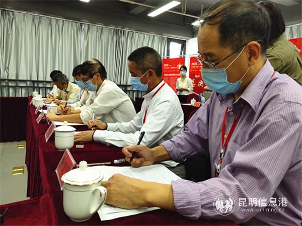 評審專家認(rèn)真記錄參賽項目情況。記者 張薇 攝