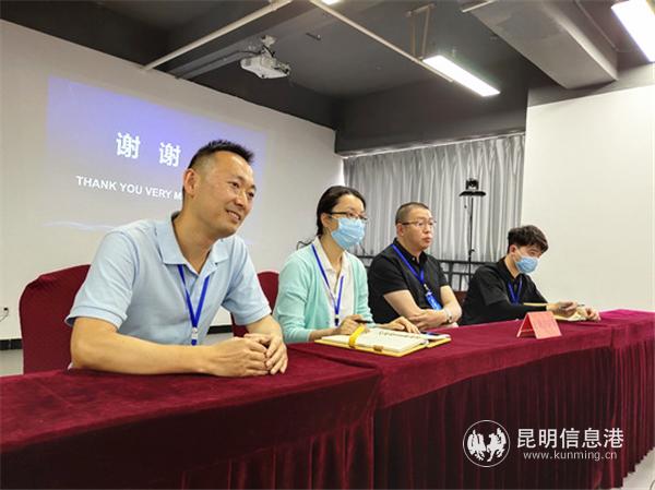 參賽企業(yè)進行專家答辯。記者 張薇 攝