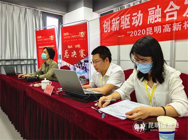 現(xiàn)場記分員緊張工作中。記者 張薇 攝