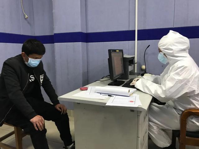 湖北省武漢市硚口區(qū)檢察院檢察官胡迪提審傷醫(yī)犯罪嫌疑人柯某某。朱小玲攝