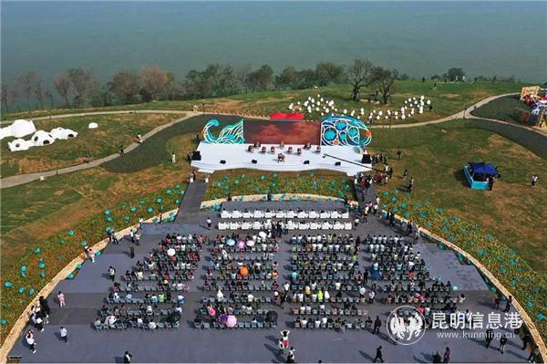 滇池畔，攝影聯(lián)展開幕式現(xiàn)場。