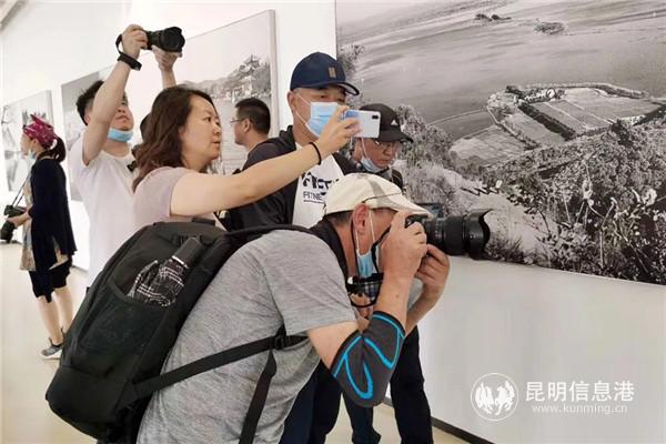 觀展中，抓拍精彩瞬間的攝影人。