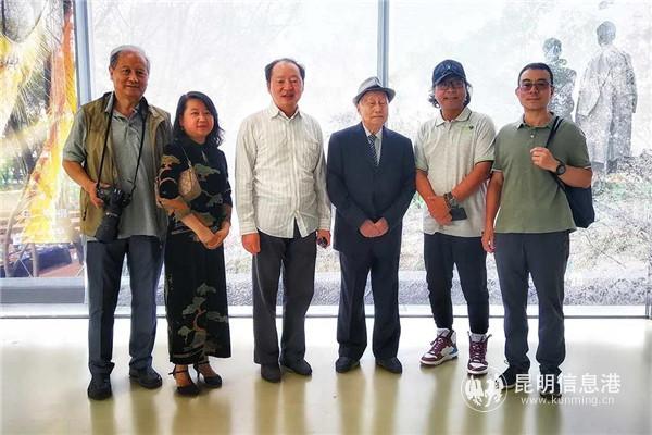 楊長福先生（右3）與省、市攝協(xié)主要領(lǐng)導(dǎo)合影。