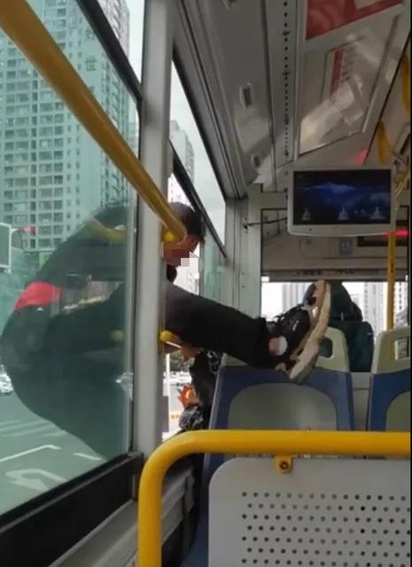 昆明公交上一女子有門不走偏鉆窗7.jpg