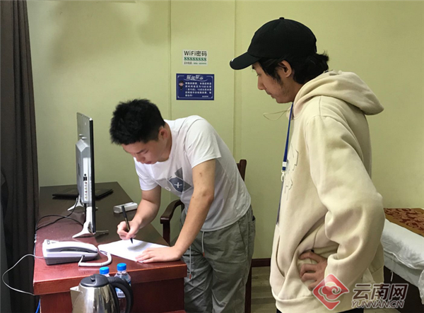 貢山縣文旅局工作人員（左一）到賓館核實(shí)滯留游客住宿情況.png