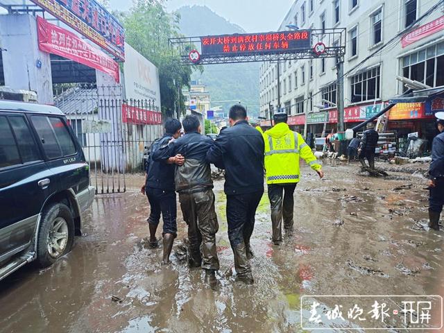 貢山警方持續(xù)奮戰(zhàn)在泥石流防汛救災(zāi)一線 (4).jpg