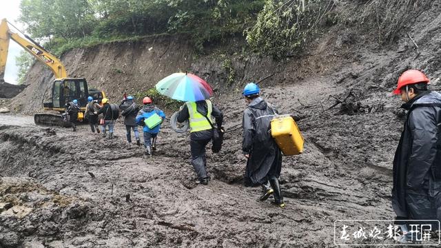 電信部門正全力進(jìn)行搶通 (2).jpg