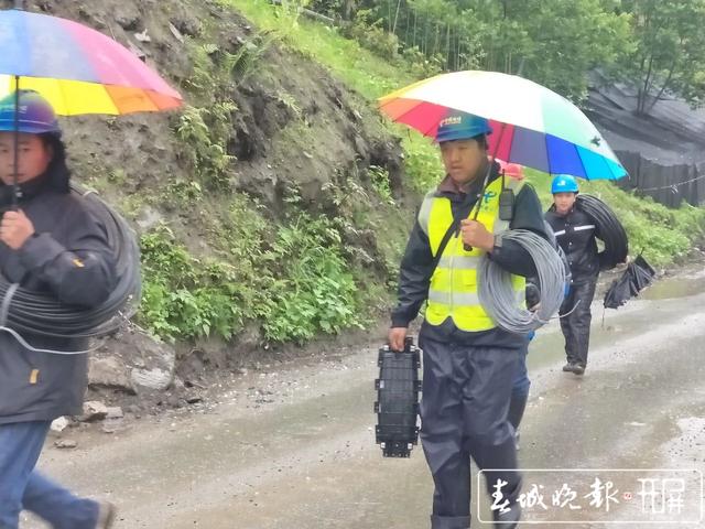 電信部門正全力進(jìn)行搶通 (4).jpg