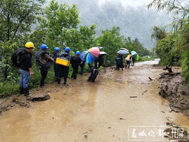 電信部門正全力進(jìn)行搶通 (5).jpg