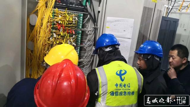 電信部門正全力進(jìn)行搶通 (6).jpg
