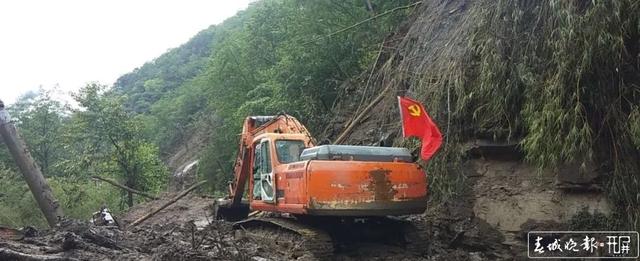 獨(dú)龍江公路水毀嚴(yán)重 公路部門正全力投入搶險(xiǎn)保通 (1).jpg