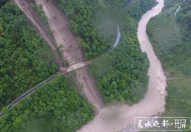 獨(dú)龍江公路水毀嚴(yán)重 公路部門正全力投入搶險(xiǎn)保通.jpg