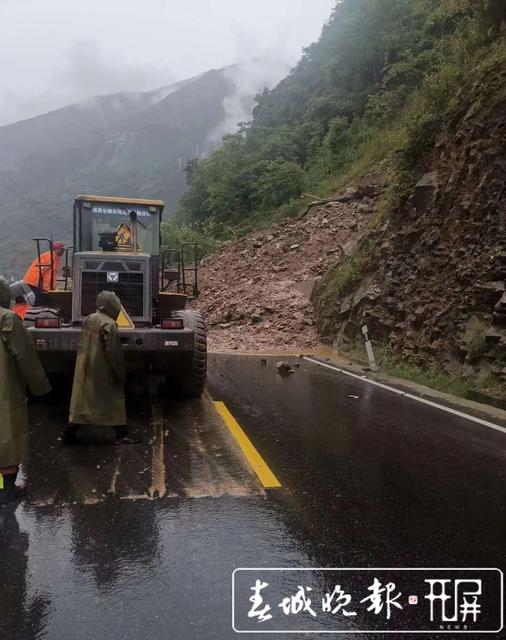 獨(dú)龍江公路水毀嚴(yán)重 公路部門正全力投入搶險(xiǎn)保通 (2).jpg