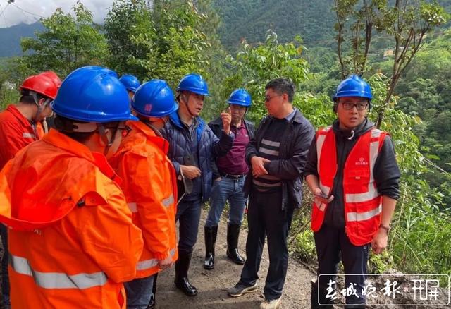 獨(dú)龍江公路水毀嚴(yán)重 公路部門正全力投入搶險(xiǎn)保通 (3).jpg