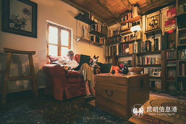 01 奈斯在書房辦公。記者王竣彥 攝 