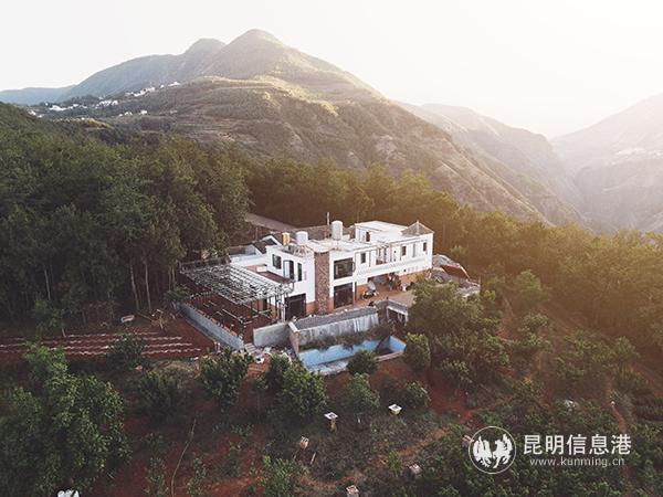 04 航拍奈斯家現(xiàn)居住的白色樓房，屋前的卡比衫主要經(jīng)濟(jì)作物有核桃、蜂蜜、玫瑰等。記者王竣彥 攝