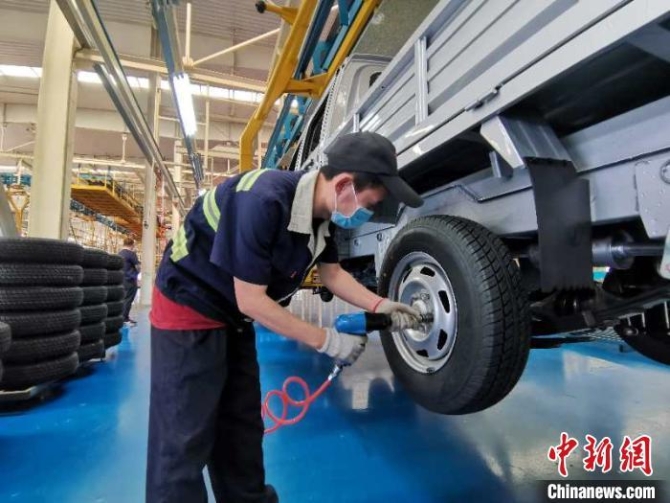  山西省長(zhǎng)治市上黨區(qū)一家民營(yíng)車企的生產(chǎn)車間內(nèi)，戴著口罩的工人在生產(chǎn)線上專心操作，趕制一批來自巴西的訂單?！「唢w 攝