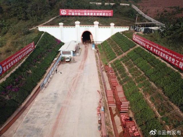中老鐵路友誼隧道老撾段掘進(jìn)至國(guó)境線1.jpg