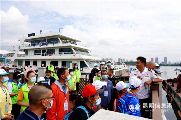 孩子們參觀造船基地 登船游覽滇池