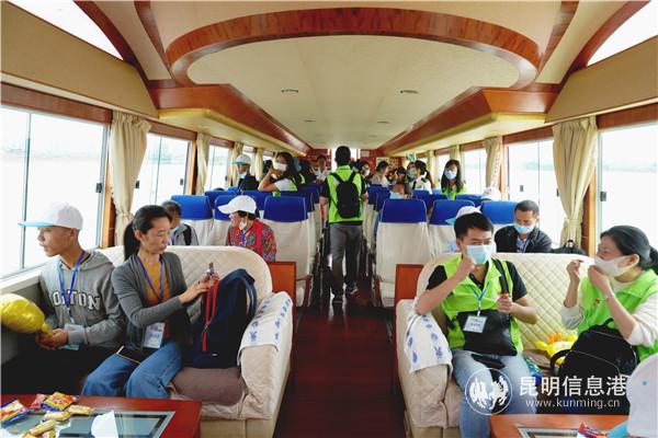 孩子們乘坐游船游覽滇池