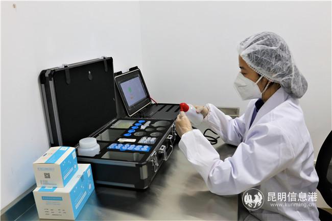 工作人員進行餐食原材料重金屬抽檢化驗。楊航 攝