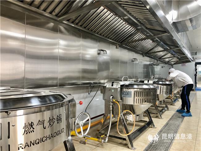 選優(yōu)配齊米飯生產(chǎn)線、真空預(yù)冷機、自動炒菜機等設(shè)備。鄧皓文 攝