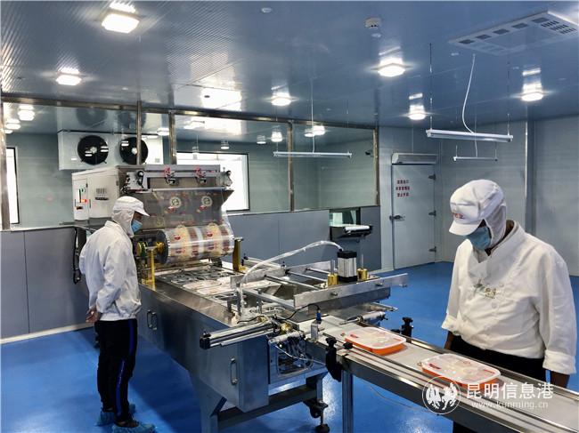 嚴把冷鏈盒飯產(chǎn)品標準、產(chǎn)品質(zhì)量、餐料選擇“安全關(guān)”。鄧皓文 攝