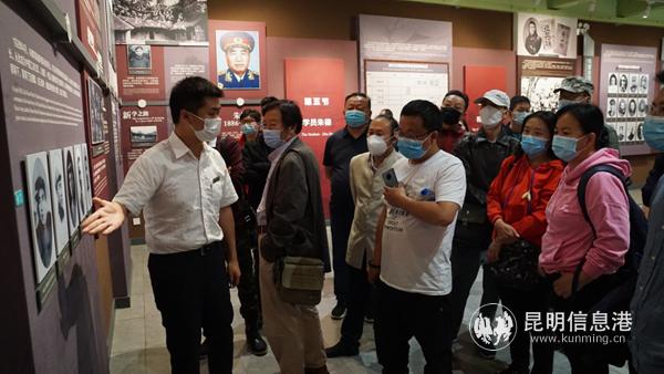 組織文藝家參觀云南陸軍講武堂，學(xué)習(xí)紅色文化