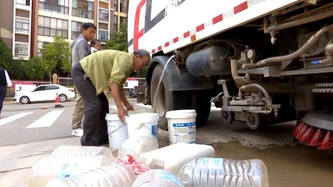 太平新城多小區(qū)停水，居民生活受影響，安寧組織應(yīng)急供水